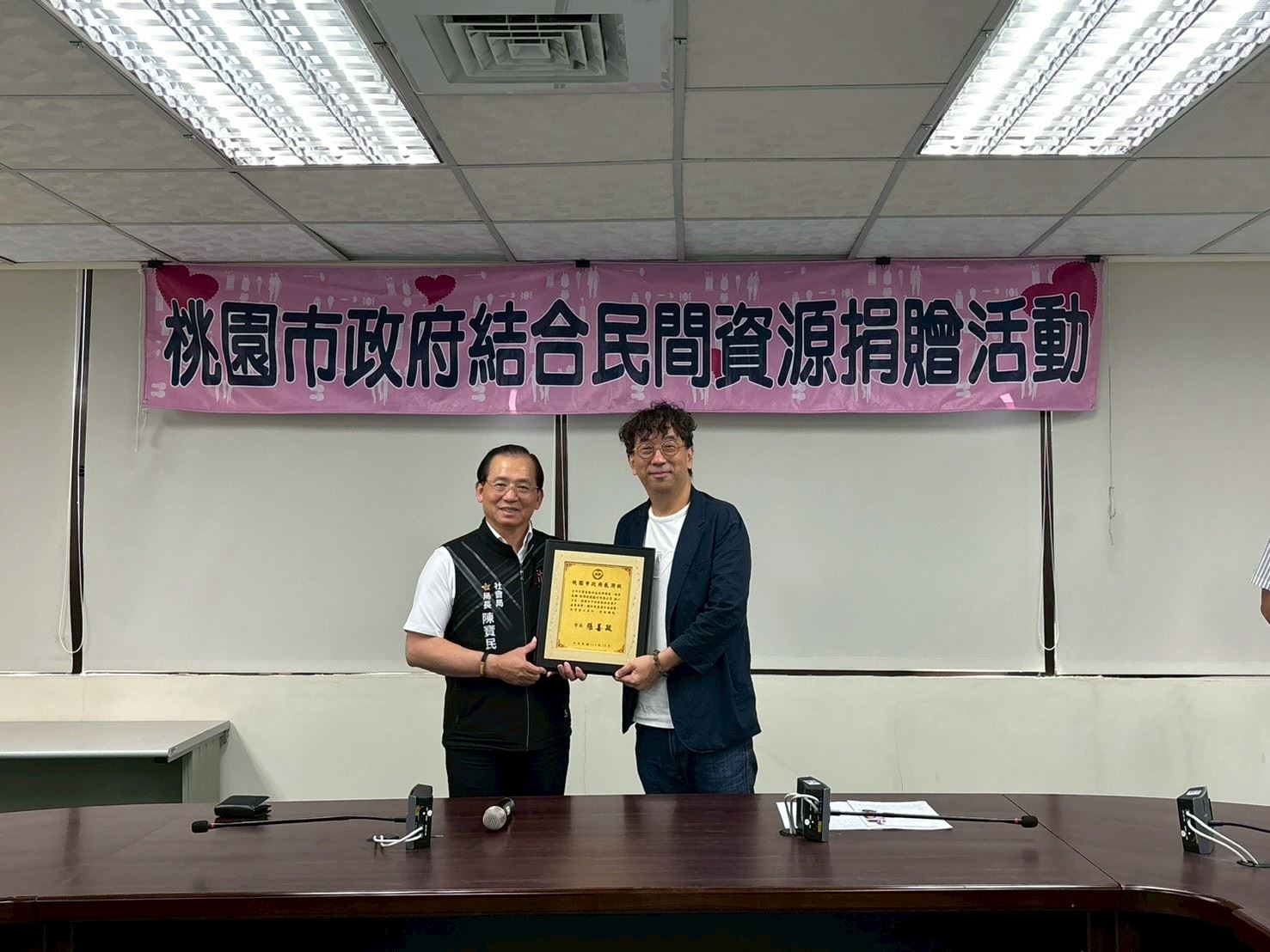 社會局局長回贈感謝牌給新潤建設機構