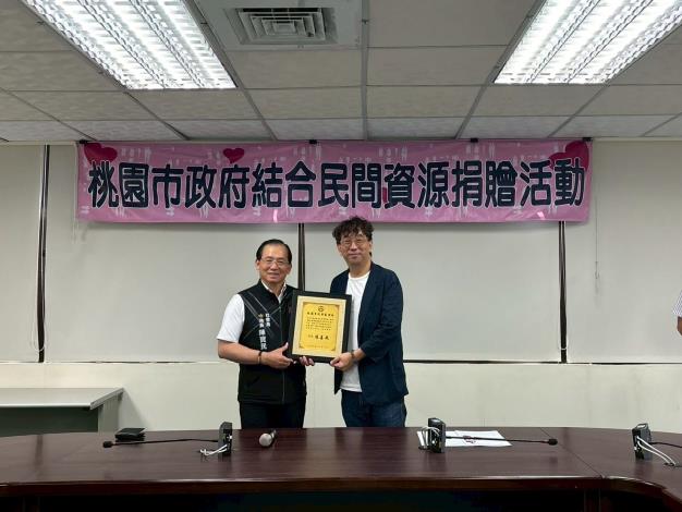 社會局局長回贈感謝牌給新潤建設機構