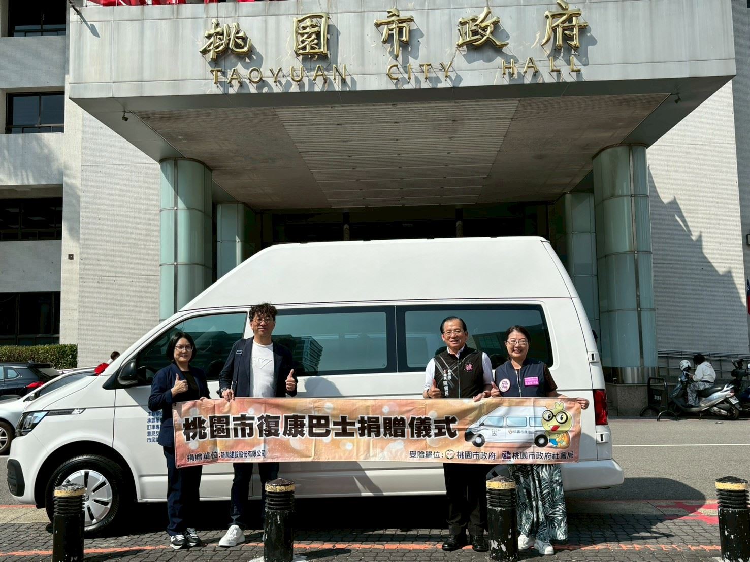 捐贈單位及受贈單位與高頂復康巴士合照