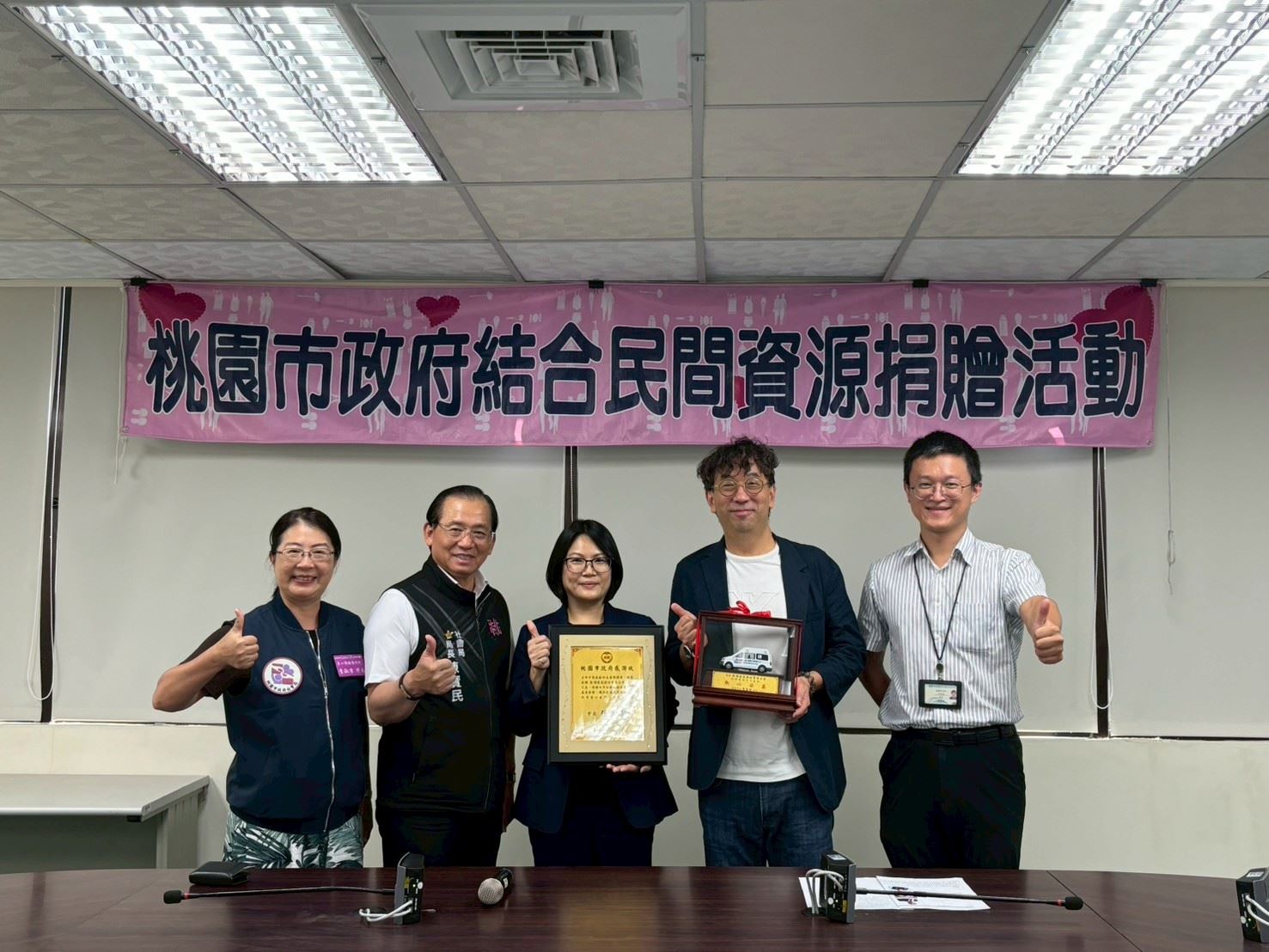 社會局局長回贈感謝牌給新潤建設機構合照