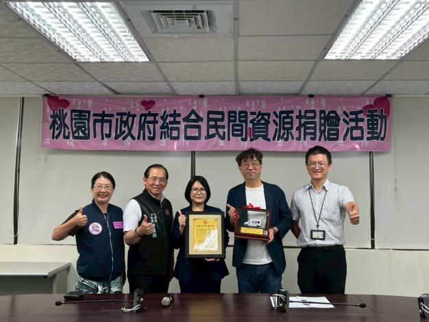 社會局局長回贈感謝牌給新潤建設機構合照