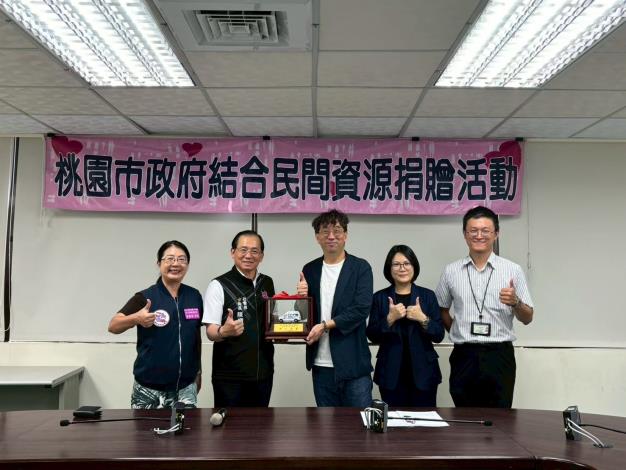 社會局局長回贈獎盃給新潤建設機構合照