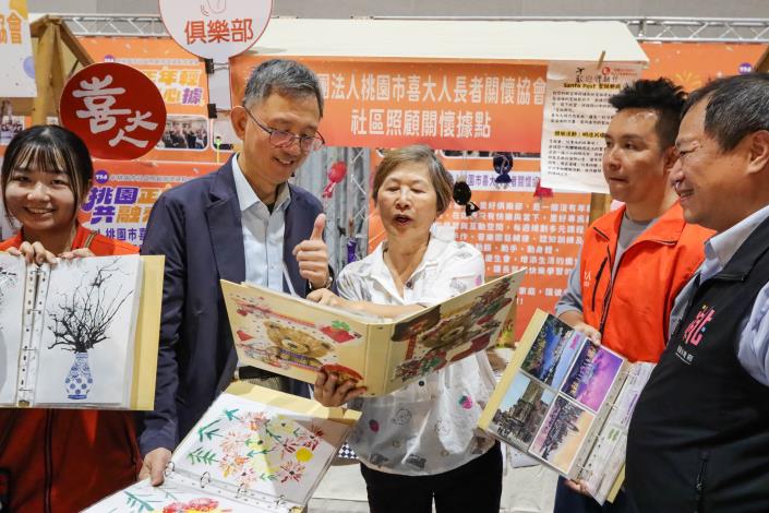 王副市長與現場長輩親切互動