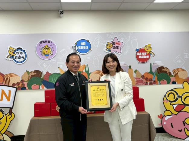 社會局局長回贈感謝牌給老協珍股份有限公司