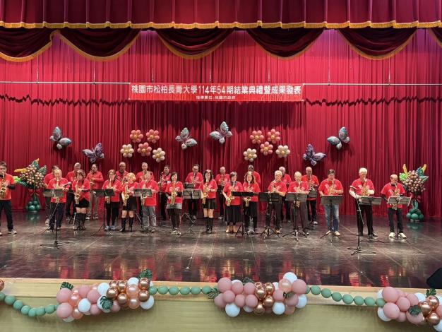 松柏長青大學藉由舉辦多元教育課程以充實長者精神生活、活化身體機能