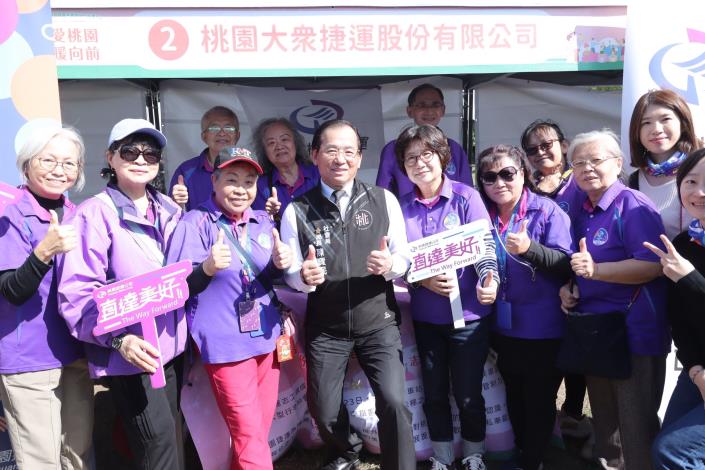 社會局陳寶民局長與桃捷志工合照