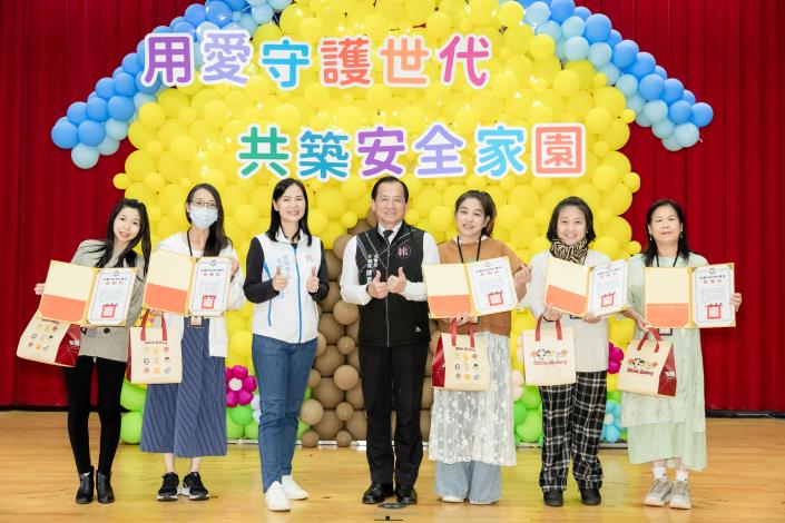 陳寶民局長頒發感謝狀給同時擔任兩個關懷方案的訪視員，感謝其付出