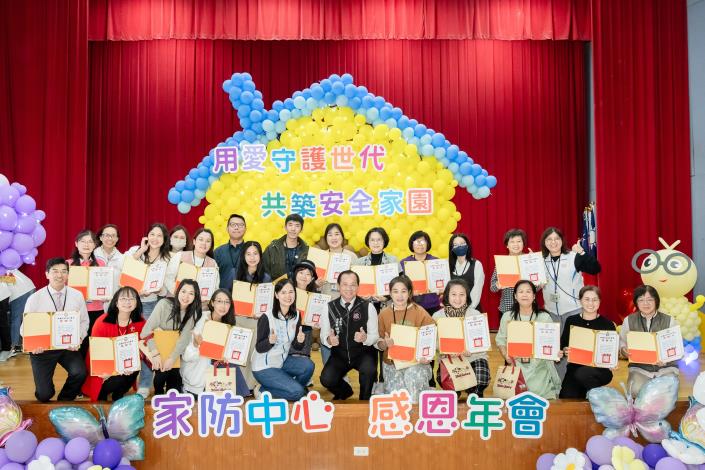 陳局長頒發感謝狀及授予訪視證，感謝關訪員們這一年的付出