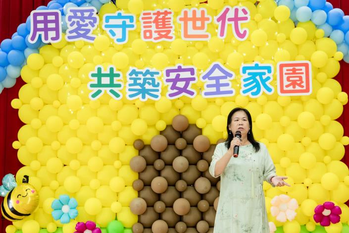 陳關懷員表示喜歡與人交流的個性，在關懷長輩和兒少家庭的過程中，付出了也獲得回饋