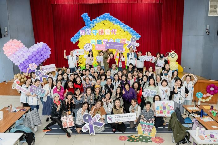 新舊關懷訪視員齊聚一堂，除了參與溝通技巧的訓練外，也交流服務經驗及心得-2