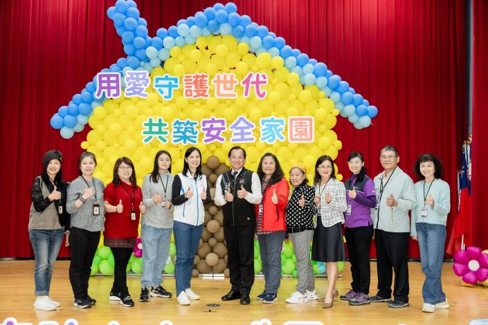 陳局長頒發訪視證給關懷訪視員，也賦予了一份關懷社區的重要責任