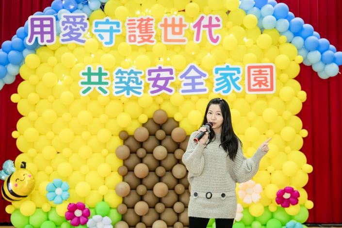 從事兩關服務的林關懷員表示長輩的服務介入上更為不易，透過健康或防火宣導讓長輩願意接受服務