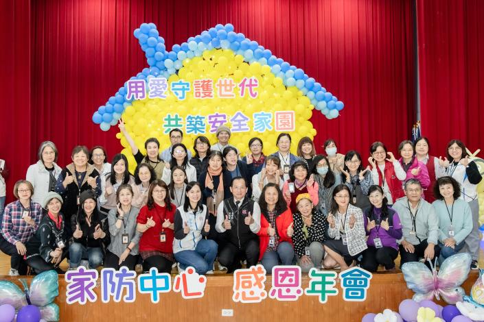 陳局長與新進的關懷訪視員們合照，勉勵及肯定其願意加入關懷服務的行列