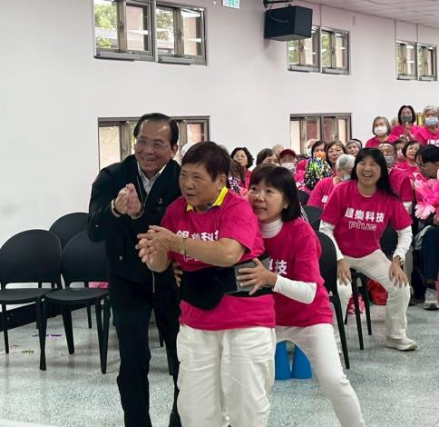 社會局陳寶民局長與長輩共同體驗