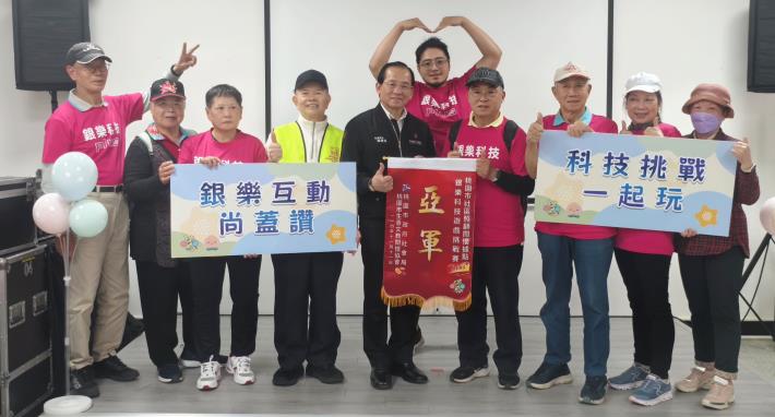 社會局陳寶民局長與長輩合影留念