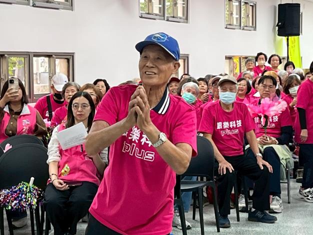 長輩進行科技體驗活動