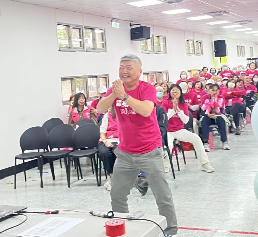 展現本市社區照顧關懷據點課程與智慧科技結合的成果