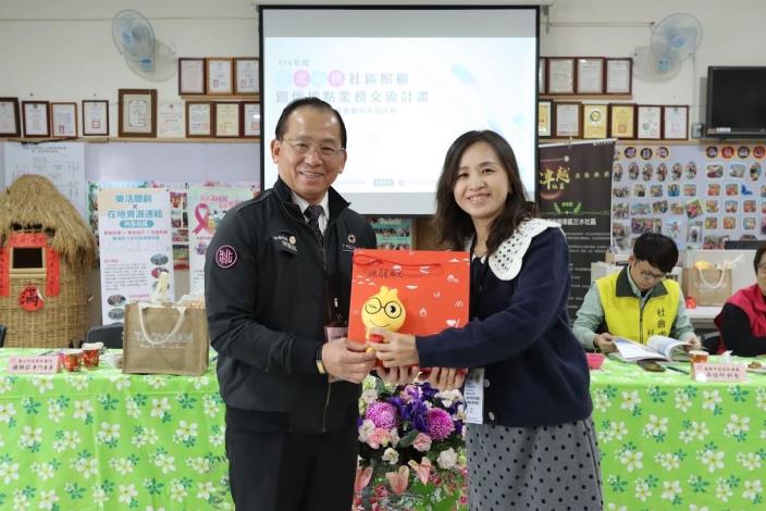 社會局陳寶民局長與台北市政府社會局專門委員楊雅茹合影