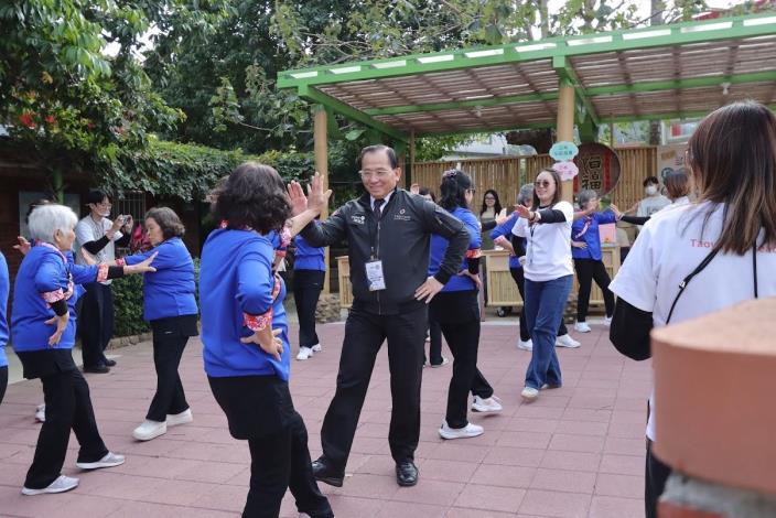 社會局陳寶民局長與據點長輩交流互動