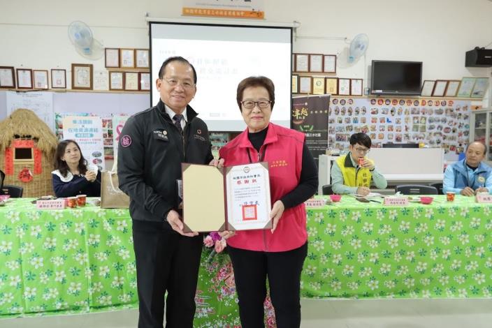 社會局陳寶民局長與龍潭區三水社區照顧關懷據點理事長游芳玲合影