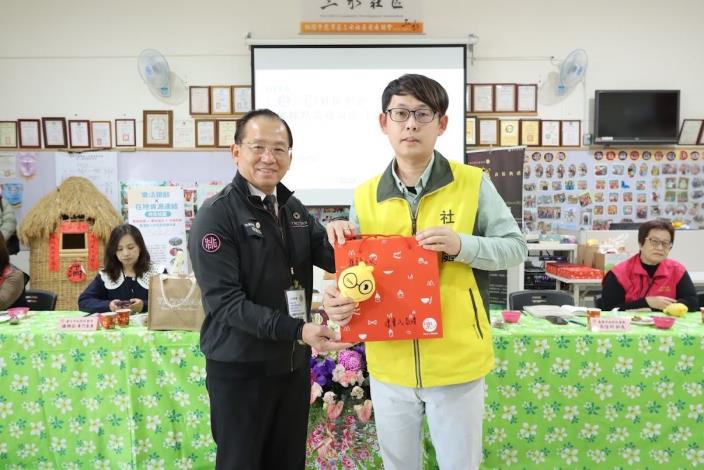 社會局陳寶民局長與基隆市政府社會處科長吳佳明合影