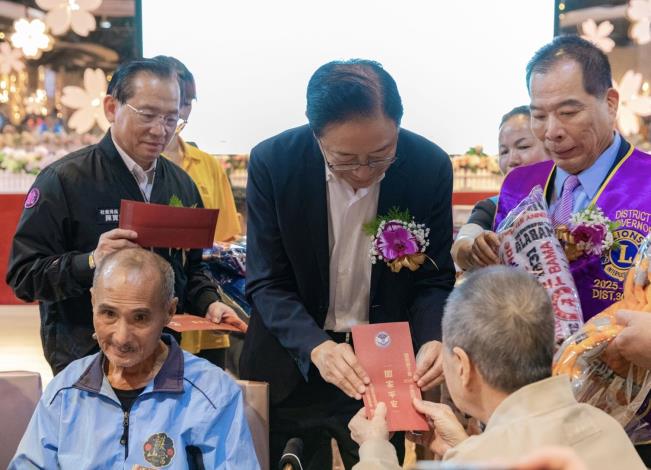 市長與長輩互動