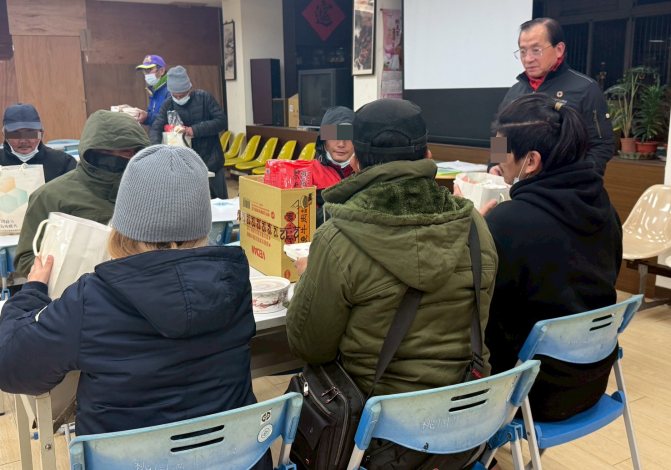 局長代表市長在115年1月6日親自前往避寒所關懷街友身體狀況