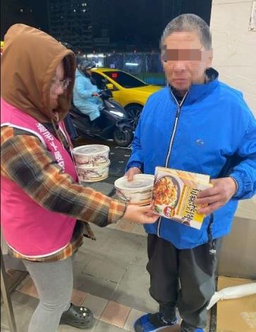 夜訪送暖 助街友避寒-3