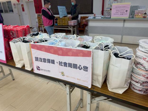 發放睡袋、外套、暖暖包等保暖物資，助街友避寒