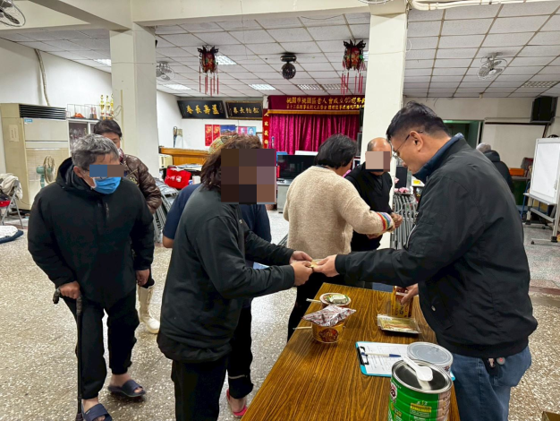 發放保暖物資，助街友避寒