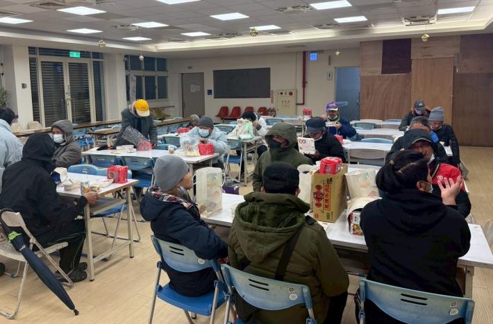 社會局啟動低溫關懷機制，開設夜間避寒所，提醒街友注意低溫資訊並採取避寒措施及注意保暖