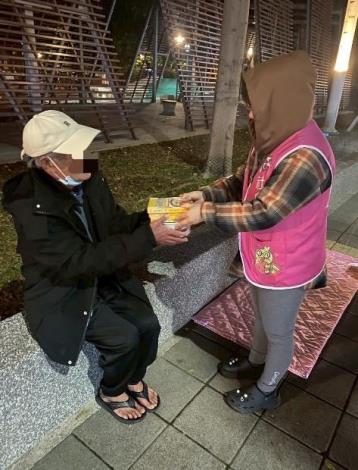 夜訪送暖 助街友避寒-2