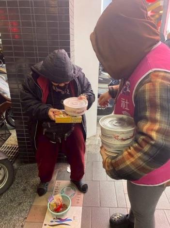 夜訪送暖 助街友避寒-1