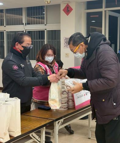 社會局辦理夜間關懷訪視，提醒街友注意低溫資訊並採取避寒措施及注意保暖