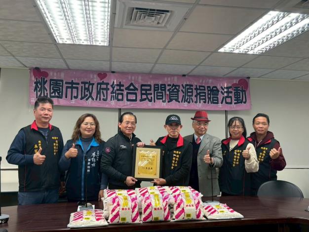 由社會局陳寶民局長代表致贈感謝牌表彰善舉