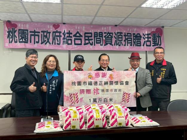 福德正神關懷協會代表們捐贈1萬斤白米