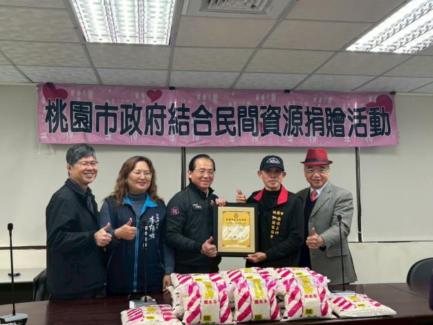 社會局局長回贈感謝牌給福德正神關懷協會