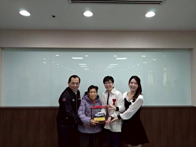 陳寶民局長代表市長感謝劉家姊妹捐贈桃園復康巴士