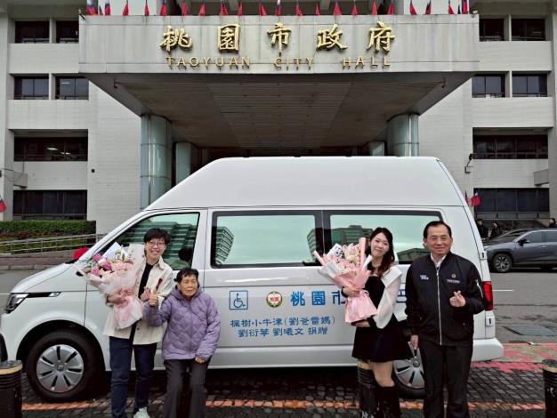 劉家姊妹捐贈桃園復康巴士