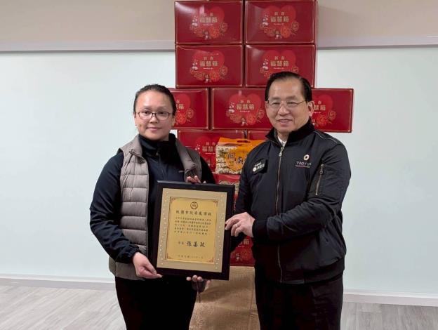 社會局局長陳寶民代表市長回贈感謝狀2