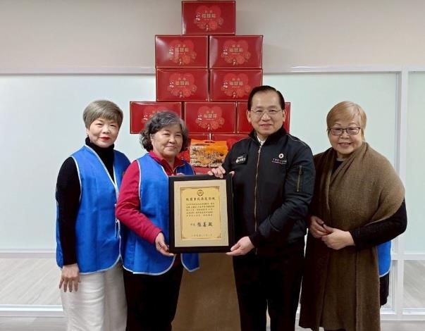 社會局局長陳寶民代表市長回贈感謝狀3