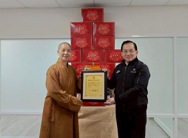 社會局局長陳寶民代表市長回贈感謝狀1