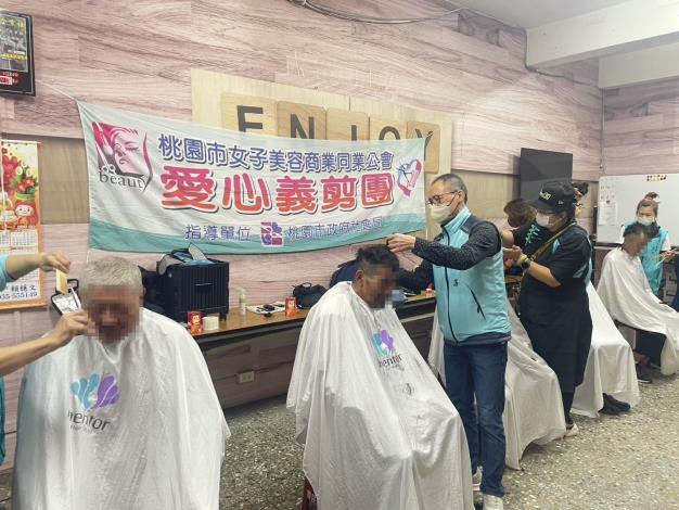 本局2處南、北區遊民外展服務中心媒合專業髮型師至據點提供義剪服務