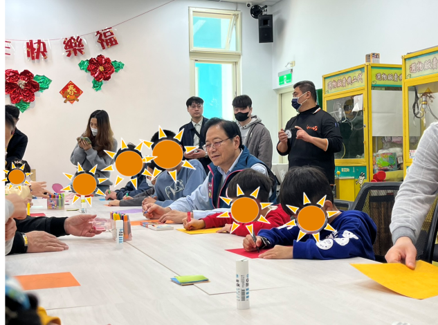 市長陪同孩子一起手作春聯