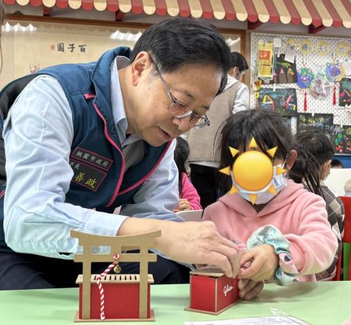 市長和孩子一起手作存錢筒