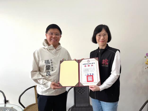 社會局李玉齡主任秘書代表至議員服務處頒發感謝狀以表謝忱