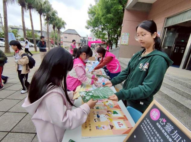 社會局兒少科設攤宣導兒童權利公約 增進⺠眾對兒少權益與保護觀念的認識