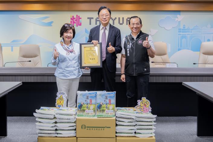張市長致贈感謝牌表彰善舉
