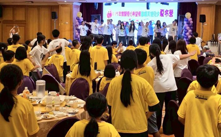 希望之光數碼寶貝夏令營參與兒少們隨著活動開心得群起手舞足蹈