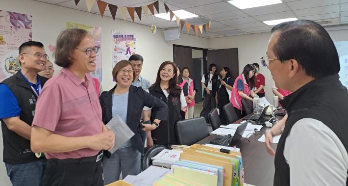 張美美副署長及陳寶民局長至考核會場與考核委員致意